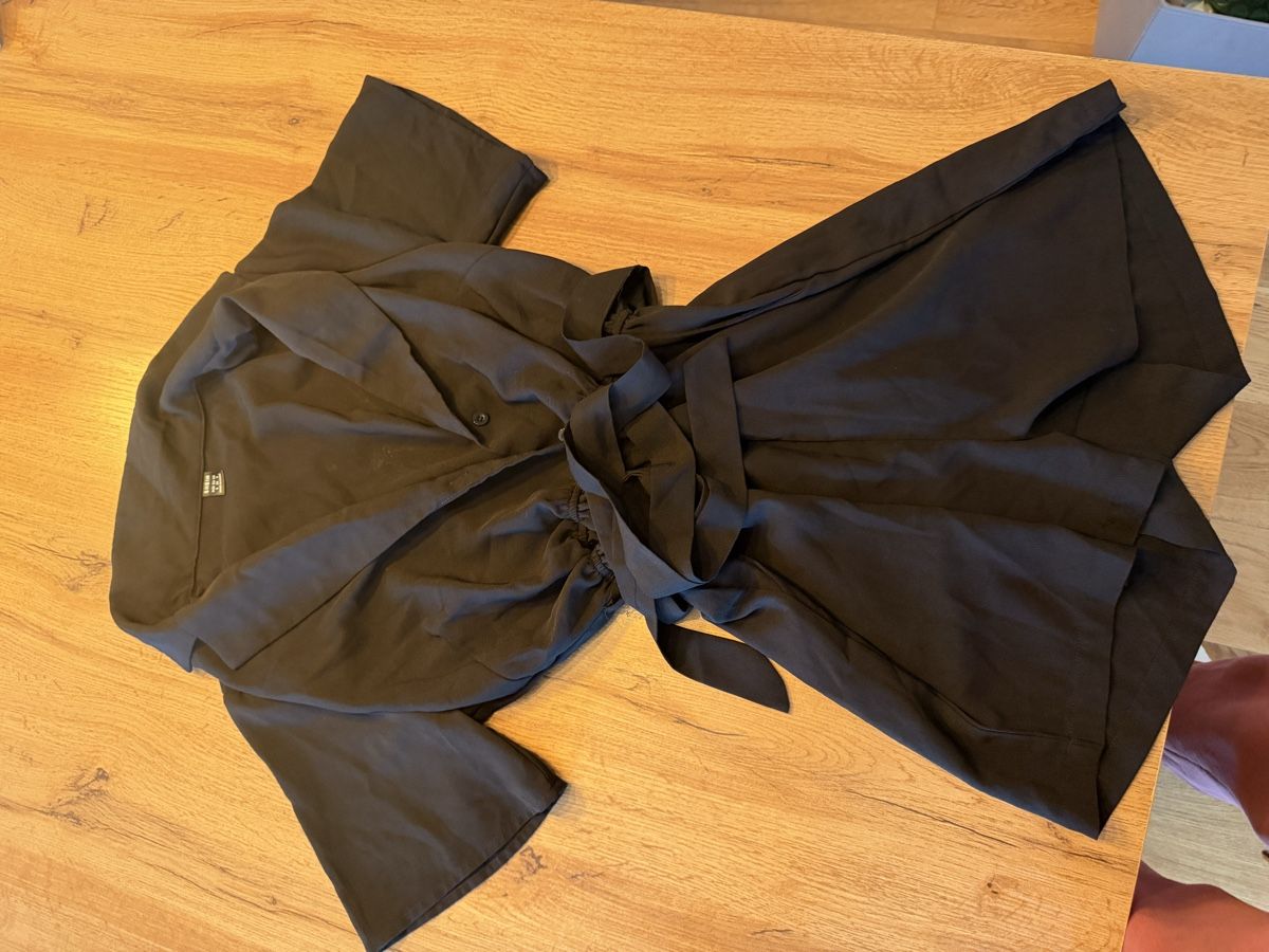 Tute: Schwarze Sommer Bluseoverall mit Bindegürtel - Grösse s – Usato da Hohenrain venduto da Flysohighmybutterfly