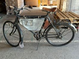 Antikes Militärfahrrad mit Ledersattel