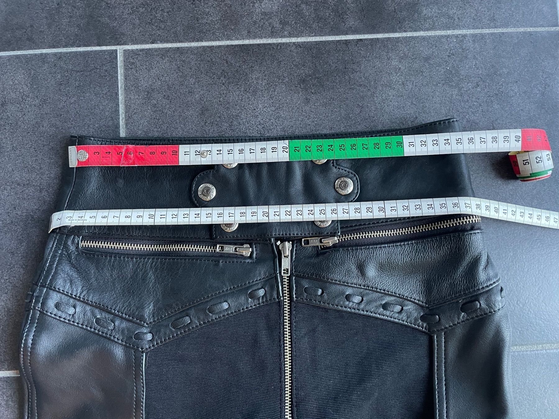 Pantaloni: Figurbetonte, moderne Motorrad-Lederhose Gr. S – Usato da Au ZH venduto da fortschreiter 4