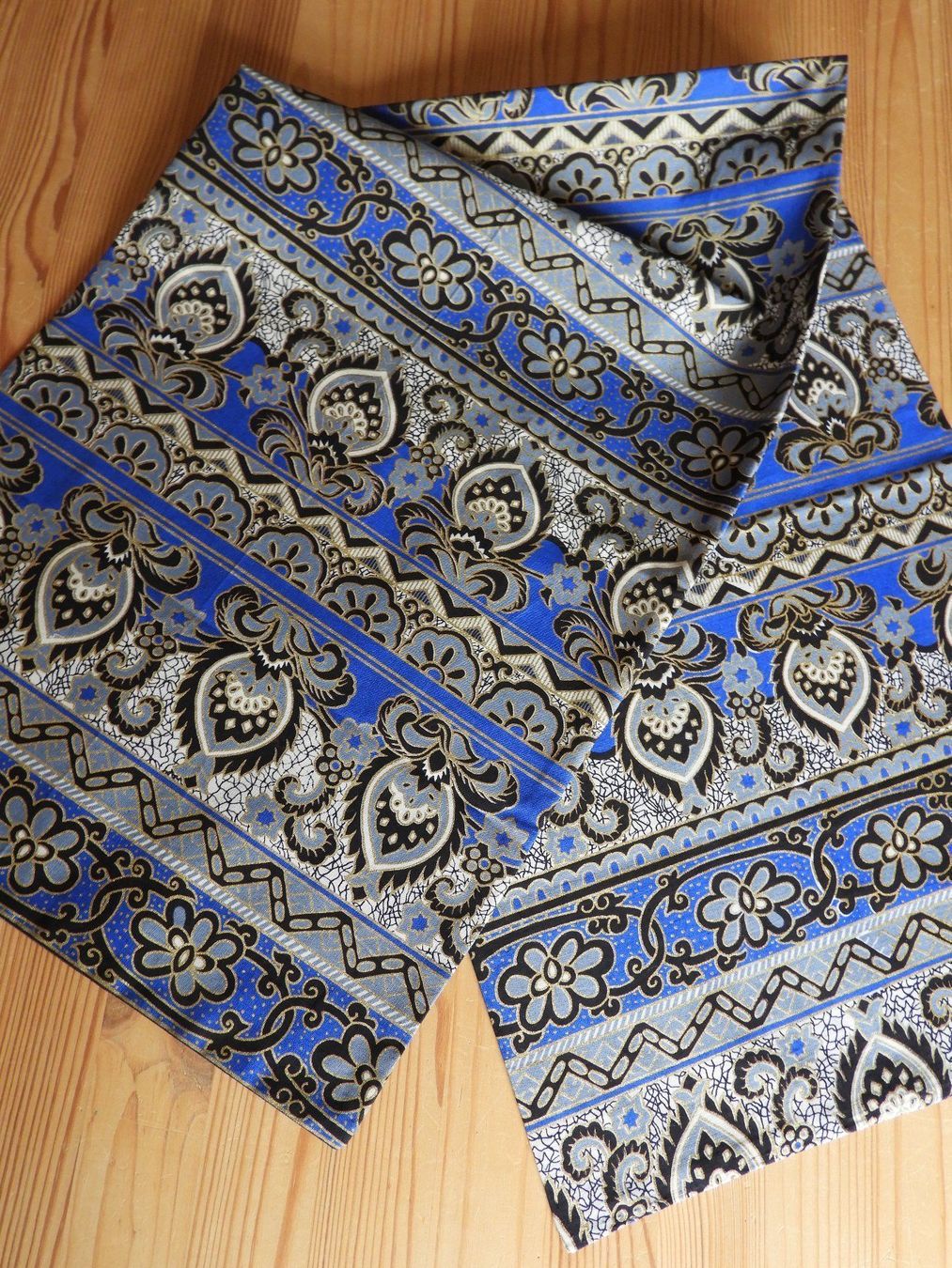 Foulard & Sciarpe: wunderschöner blauer Schal mit Goldprint NEU – Nuovo (secondo la descrizione) da Jona venduto da simongarden 3