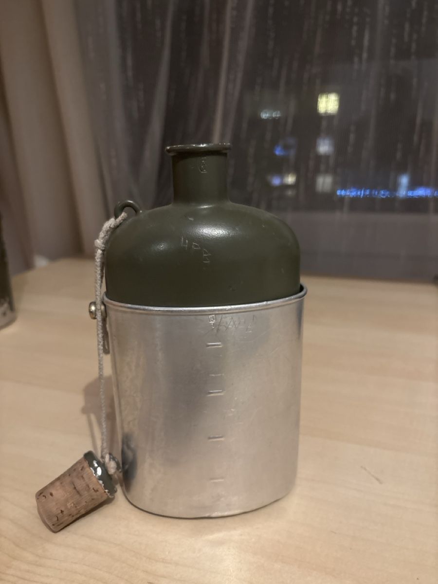 Schweizer Armee Attrezzatura & Pezzi di ricambio: Originale Schweizer Armee Feldflasche mit Becher, Top! – Usato da Altendorf venduto da mausi771