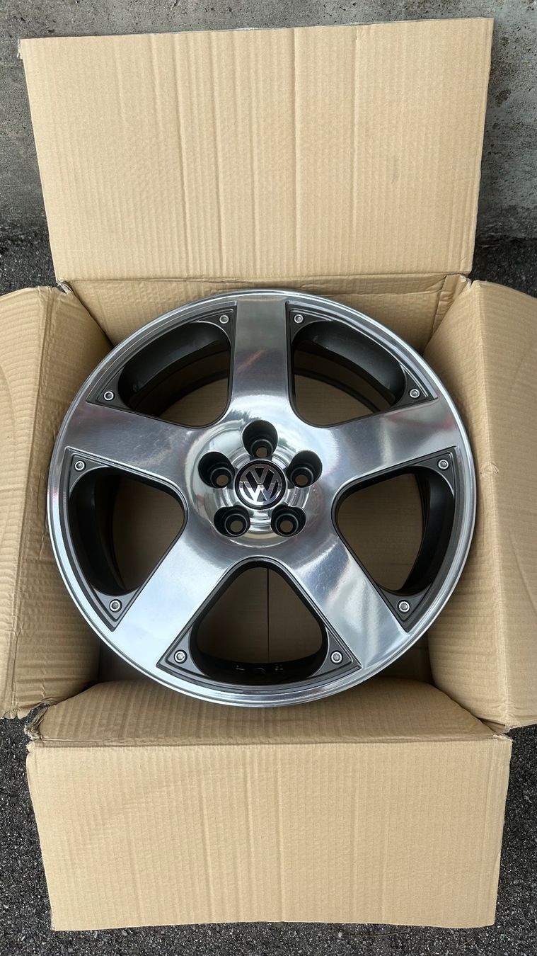 Volkswagen Cerchioni: Jantes VW golf – Usato da Courgenay venduto da pau_r96y