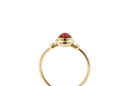Ring mit einem Korallen Cabochon in 18K Gelbgold *S3386