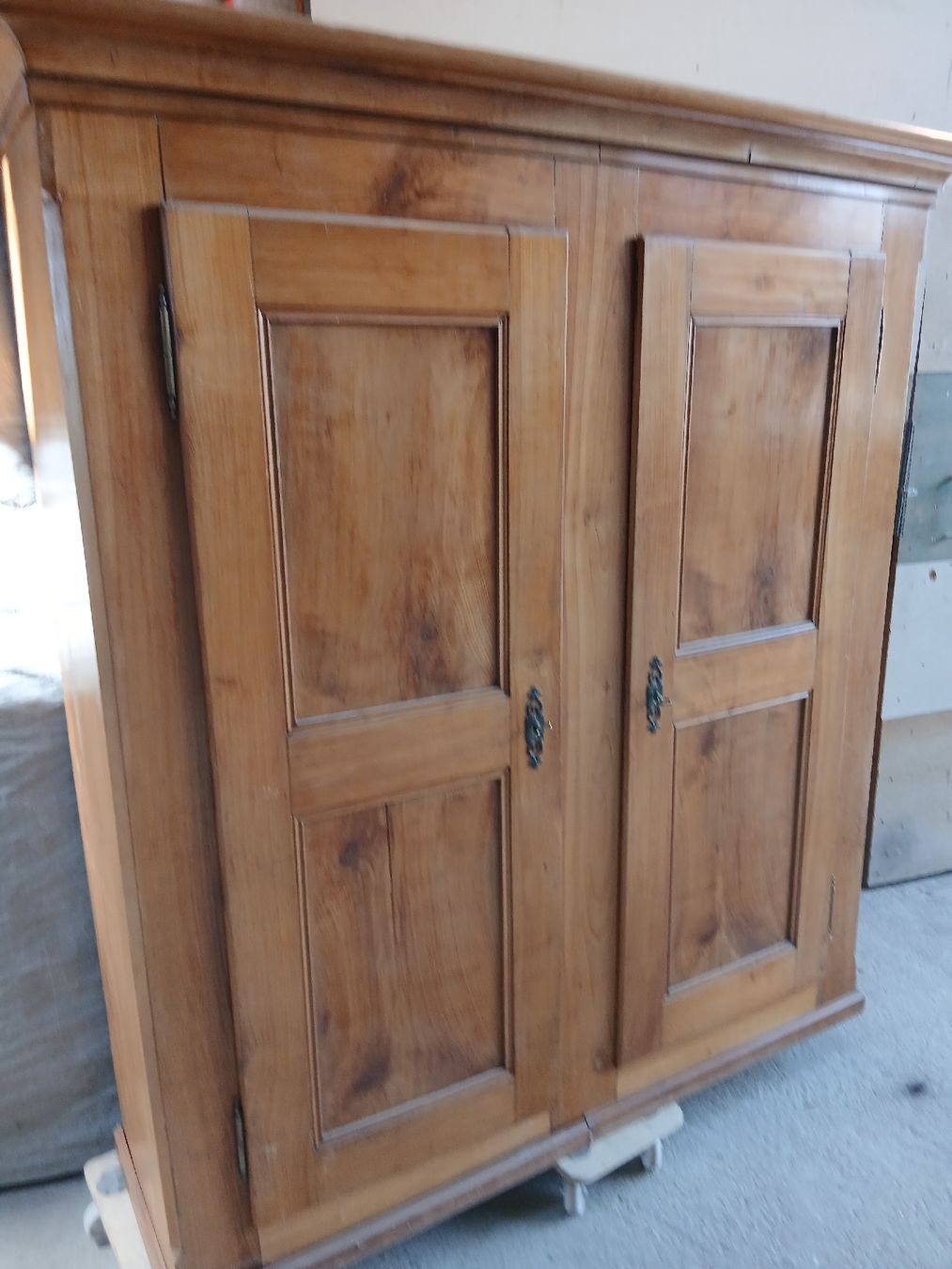 Armoires: ARMOIRE EN CERISIER AVEC SERRURES ET CLÉS – D'occasion à Neuchatel par NNeuchatel 3