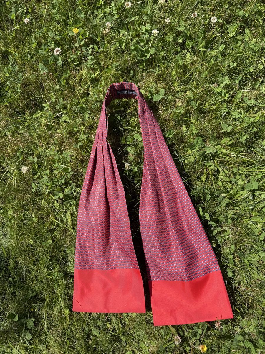 Hermès Foulard & Sciarpe: Foulard en soie d'HERMÈS – Usato da Cressier FR venduto da Kvito4ka 4