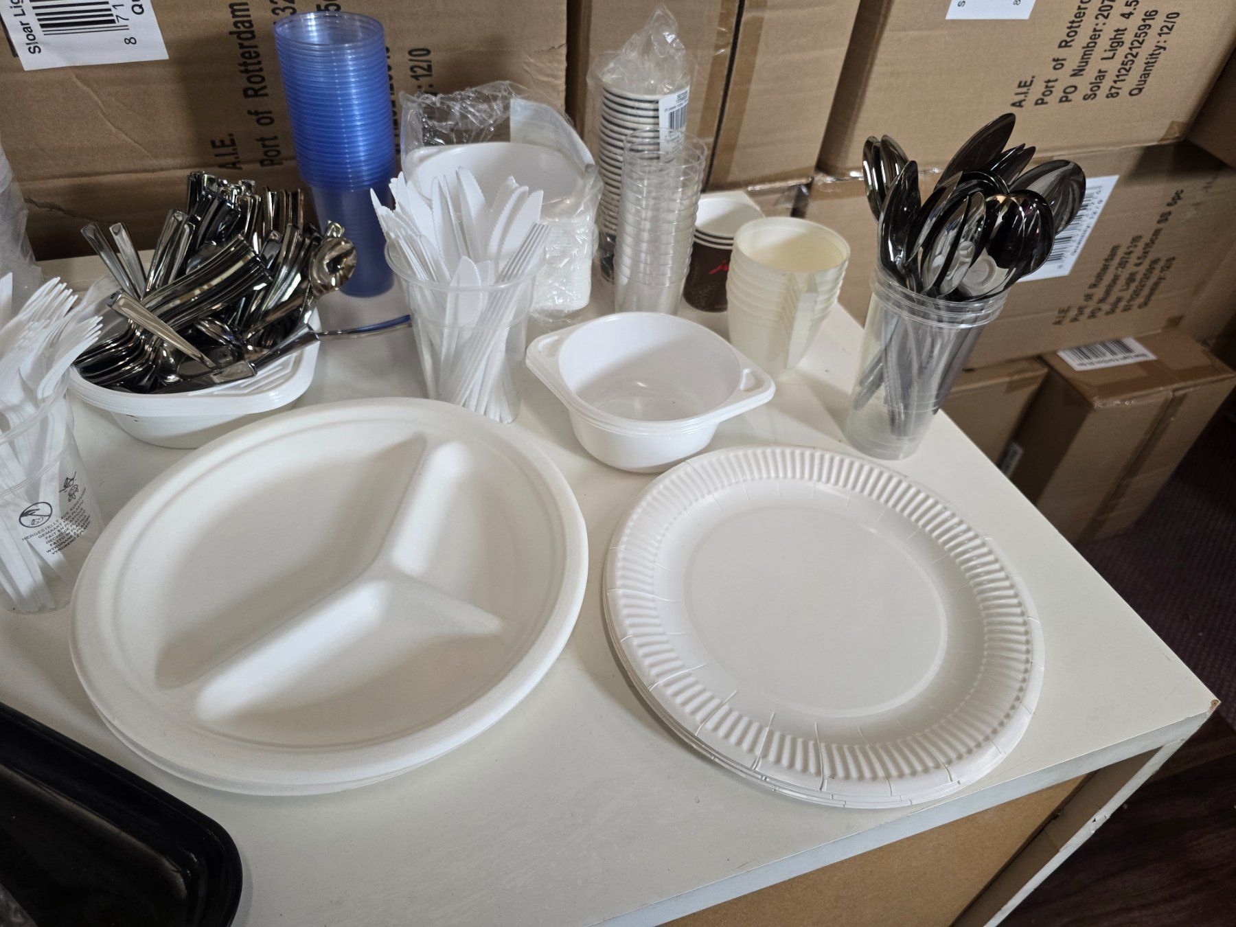 Services de table: Posten mit diversem Einweg Partymaterial ab 1.- – Neuf (Voir description) à KRINAU par Mio_Liqstyle 3