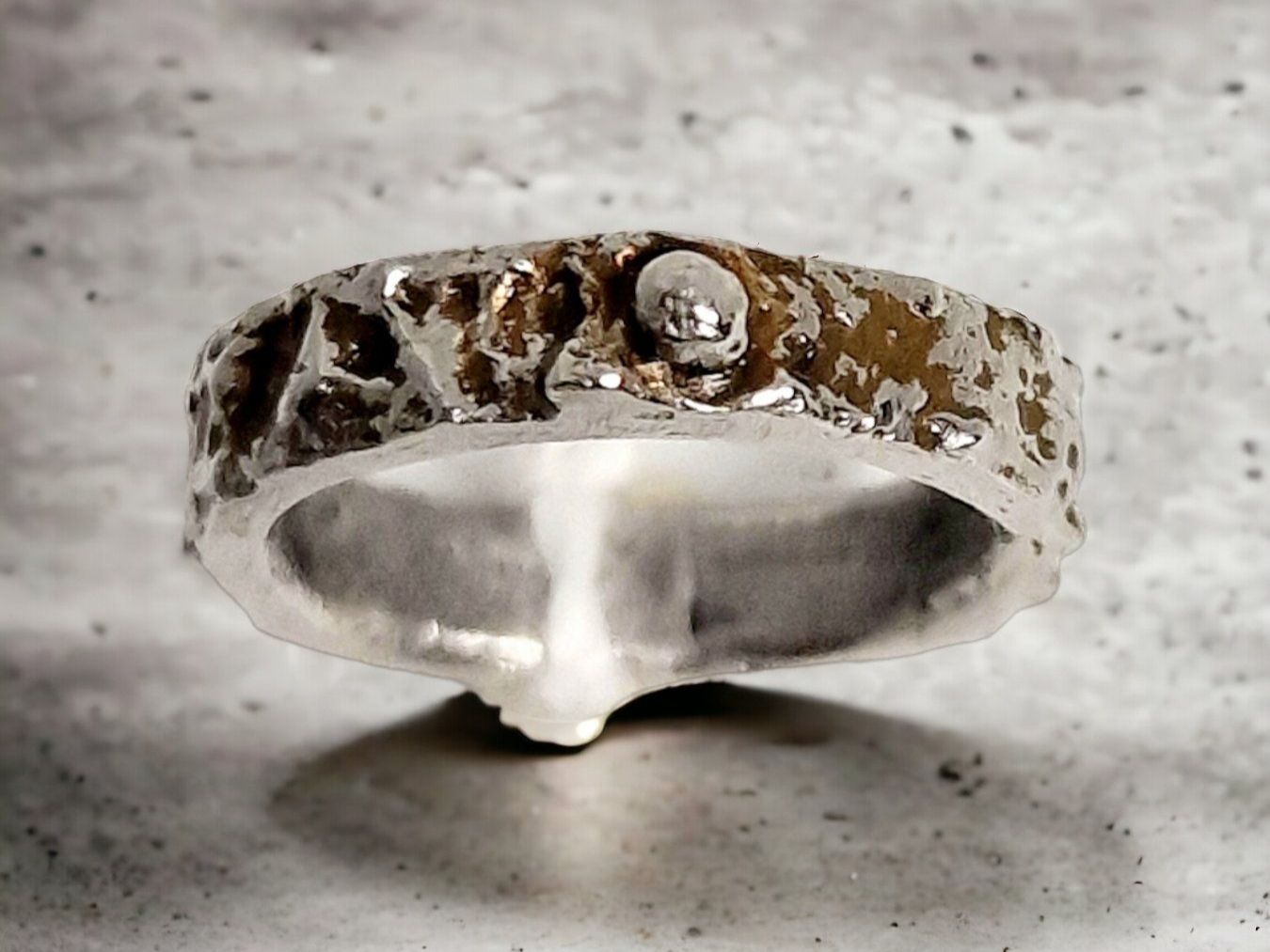 Anelli: Handgefertigter Ring, Stahl, bronzig coloriert, Gr. 48.75 – Nuovo e nell'imballaggio originale da Aarau venduto da Schmuckhoehle_MD