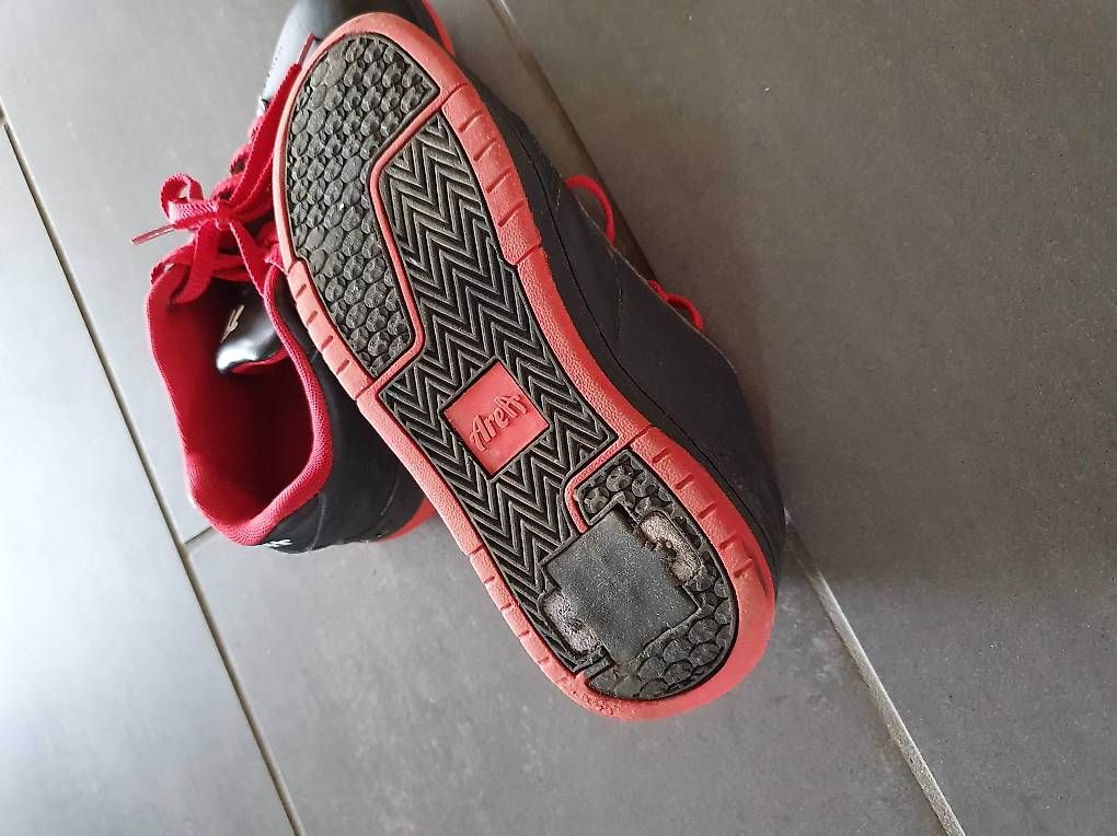 Schuhe für Jungen: chaussure à roulette garçon T 37 – Gebraucht aus Ste-Croix von tougaz 1