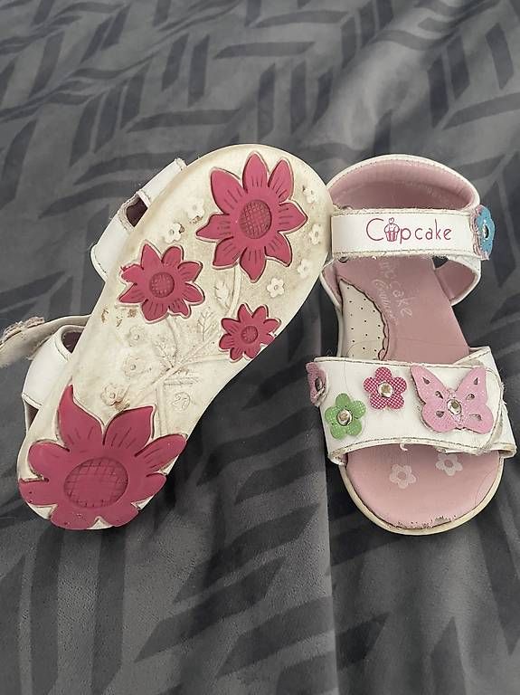 Scarpe per ragazze: Sandalen wenig gebraucht, Gr. 21 – Usato da Hergiswil LU venduto da LaPiroque 1