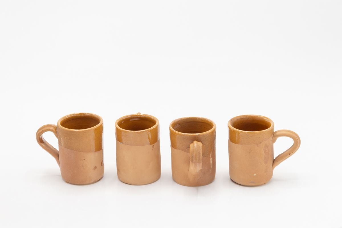 Set di piatti: Tonkrug Set mit sechs Bechern hellbraun – Usato da Romanshorn venduto da Restwert_Romanshorn 3