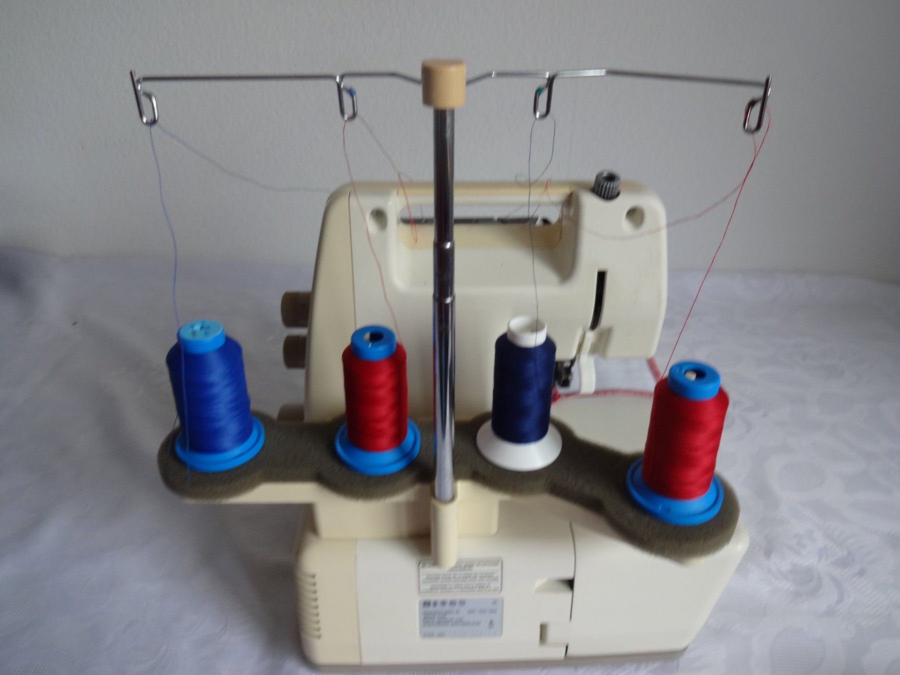 Machines à coudre: Overlock "" BERNETTE 334DS "" electronic for BERNNINA – D'occasion à Frauenfeld par rey06 5