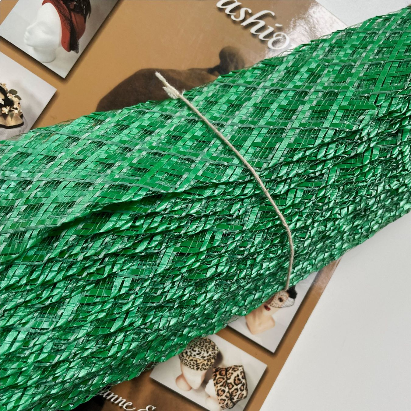 Copricapi, berretti & cappellini: Raffia-Geflecht grün Raffia-Tresse Modisten ca.25 m Strohhut – Nuovo (secondo la descrizione) da Brüttisellen venduto da Buxus 2
