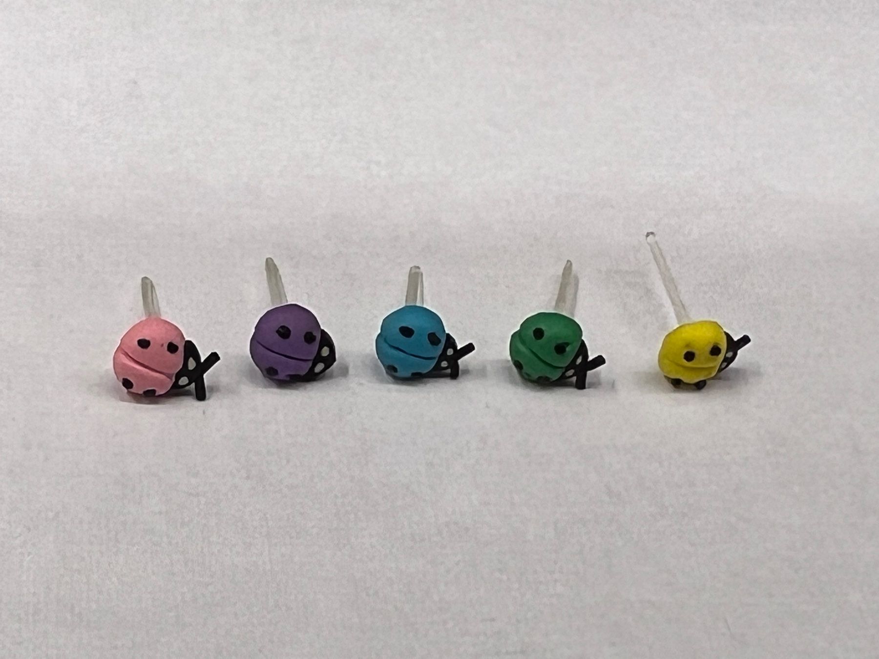 Orecchini pendenti & Orecchini a lobo: Bunte Marienkäferohrstecker – Usato da Zürich venduto da rigani