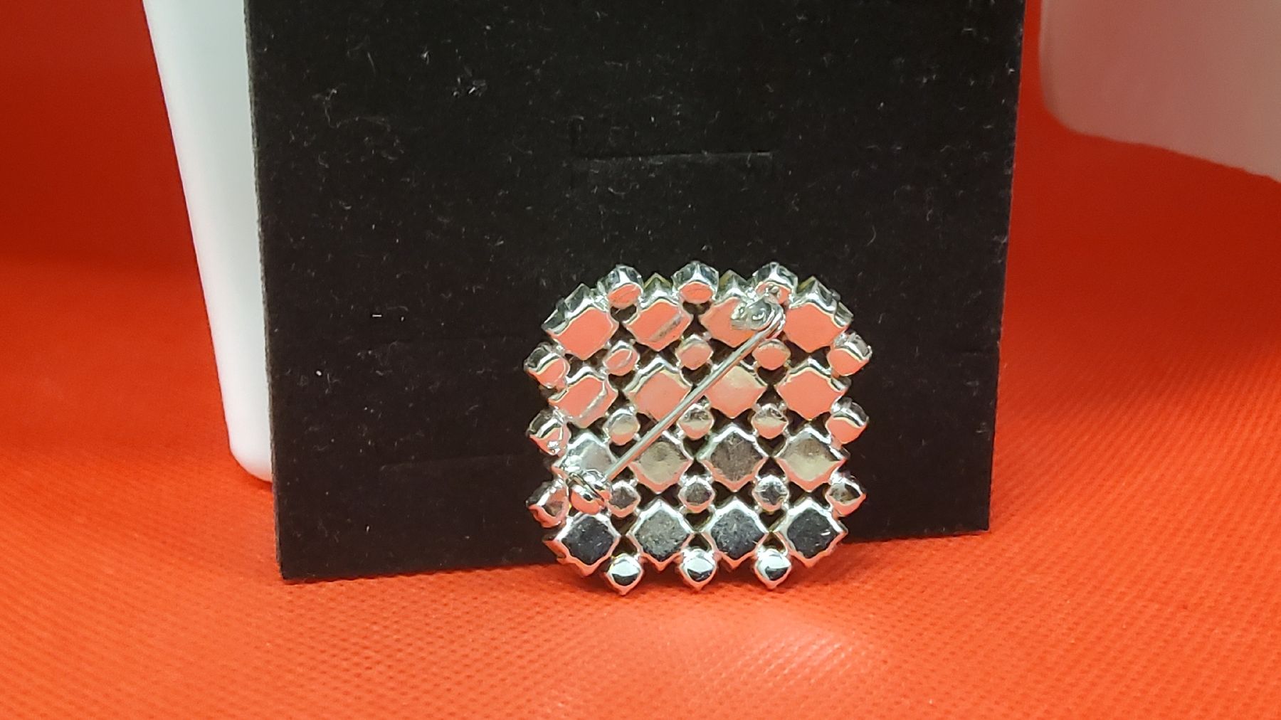 Broschen & Nadeln: Elegante Vintage Brosche mit Strass-Steinen, Silber-Look – Gebraucht aus Herisau von Nluanalucas 1