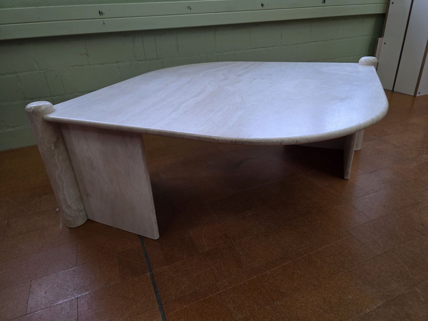 Tavoli: Designer Vintage Couchtisch aus Travertin – Usato da Lichtensteig venduto da Polsterwerk