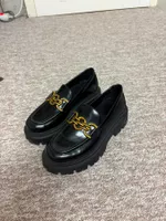 Schwarze Loafer