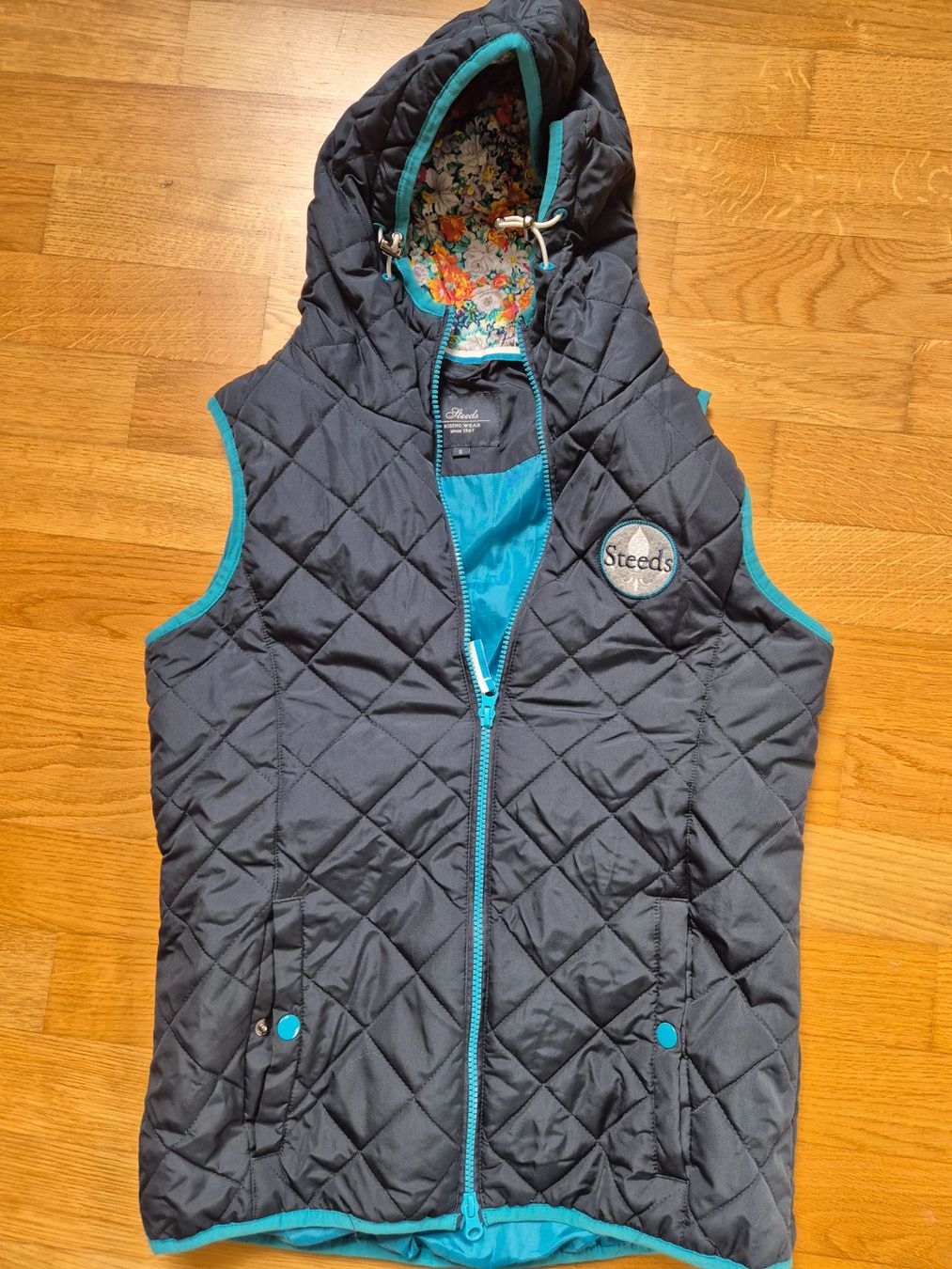 Gilet & Giacche senza maniche: Steeds Steppweste mit Kapuze, Gr. S, – Usato da Gutenswil venduto da car_b8l5