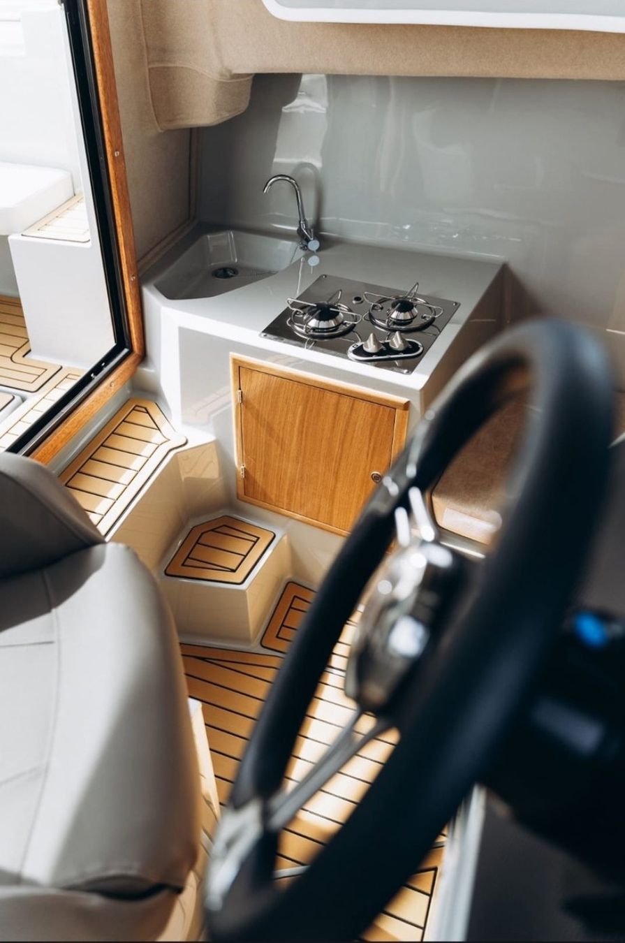 Barche: Pilothouse 775 mit Motor 200 PS V6 – Nuovo e nell'imballaggio originale da Quartino venduto da 5franc 5