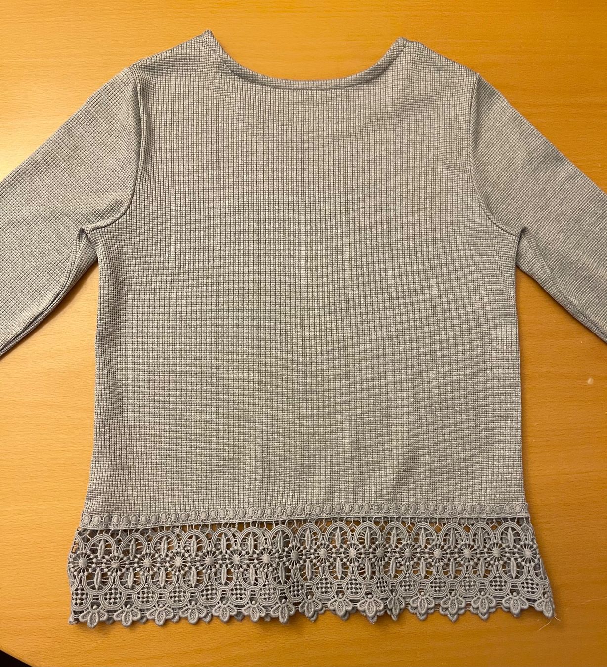 Maglioni & Felpe: Pullover mit Rüschen grau134/140 – Nuovo (secondo la descrizione) da Basel venduto da Seifehuesli 2