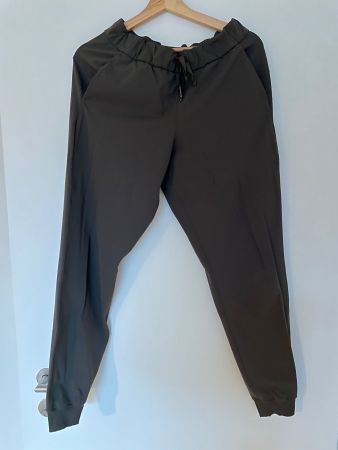 Lululemon License to Train HighRise Jogger olivegrün Gr. S/M