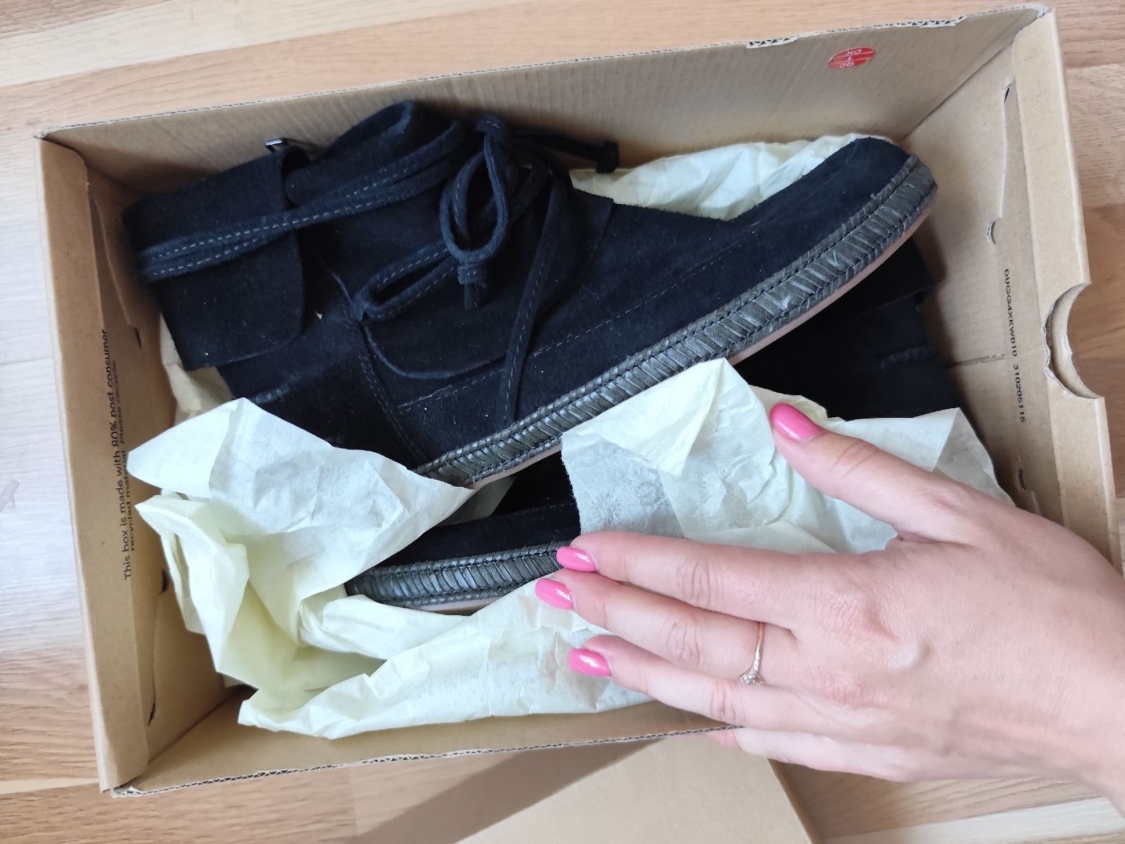 Ugg Scarpe da uomo: UGG Boots Black Suede Size 8 EU 39 with Box – Nuovo (secondo la descrizione) da Mägenwil venduto da VintageGirly 1