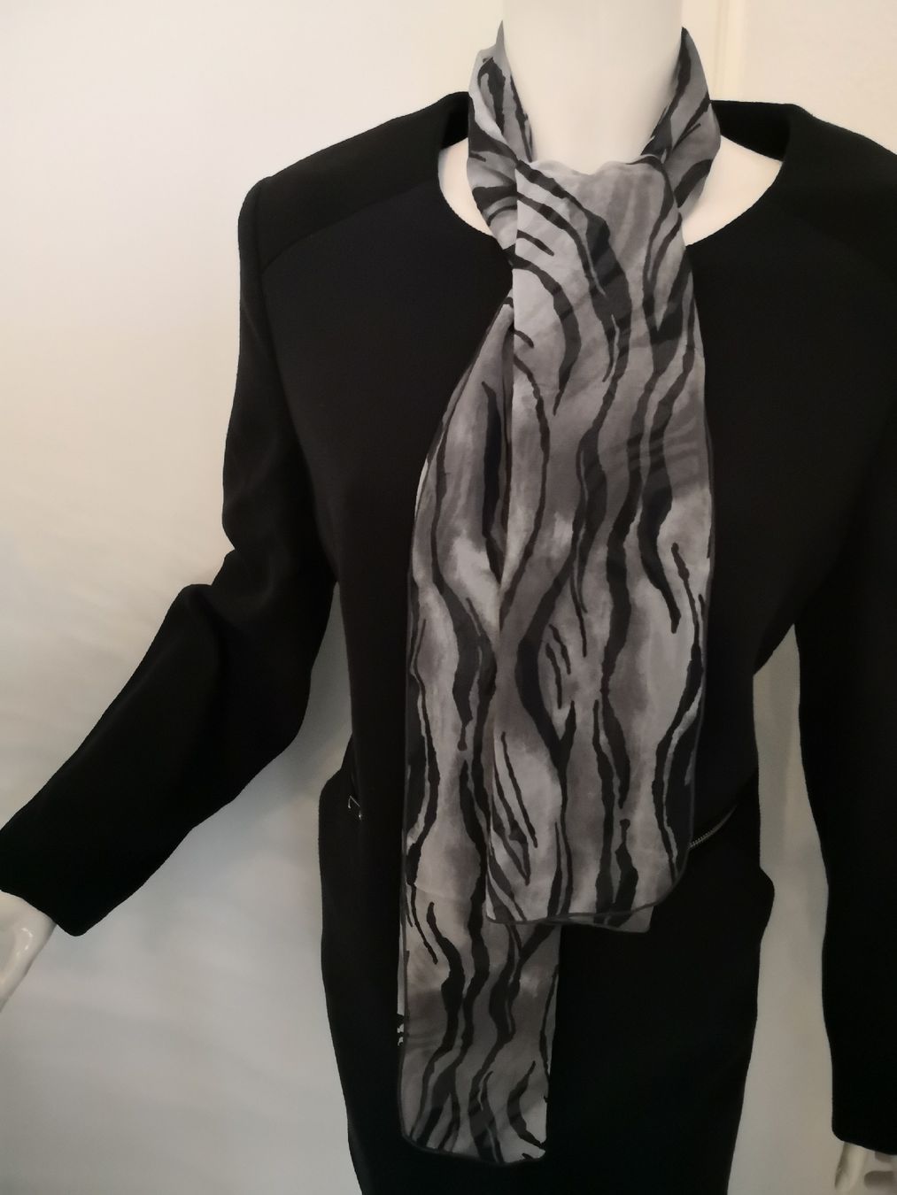 Foulard & Sciarpe: 🤩SCHAL ZEBRA-PRINT GRAU-SCHWARZ – Usato da Olten venduto da Naja-Twins-Twins 6