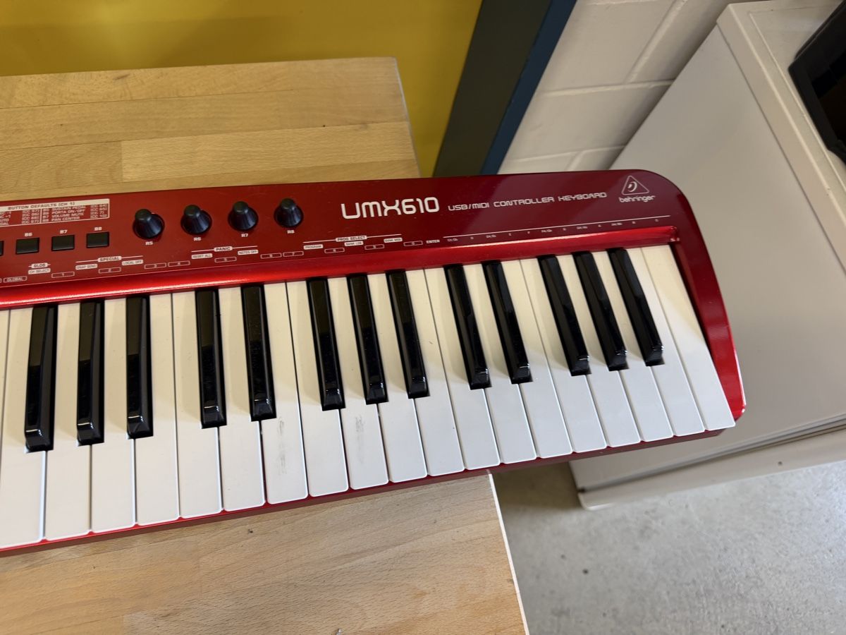 Behringer Console di mixaggio: Behringer UMX610 X-Control USB MIDI Keyboard Controller, rot – Usato da Strengelbach venduto da RaenAntikDesign 2