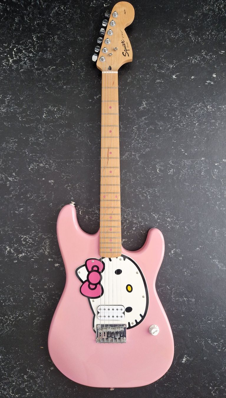 Squier Musikinstrumente: Squier Hello Kitty Stratocaster (1. Generation) – Gebraucht aus Olten von gopm