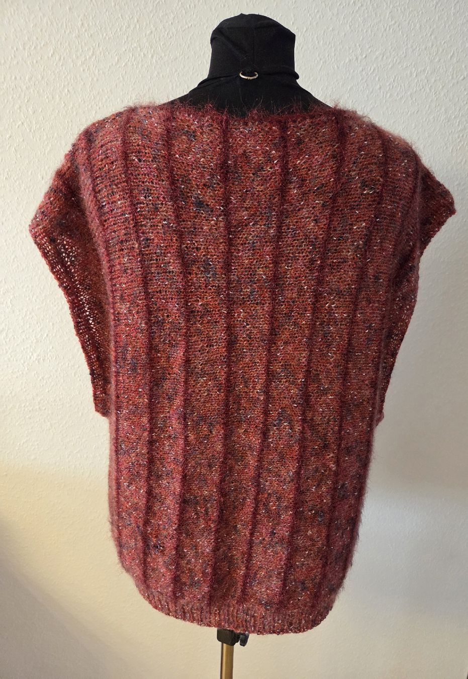 Maglioni & Felpe: Warmer Debardeur, Pullunder, Grösse M/L Handgestrickt, neu – Nuovo e nell'imballaggio originale da Lupfig venduto da olivenbaeumli 1