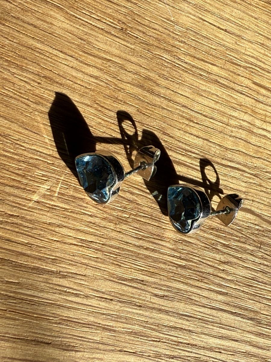 Ohrringe & -stecker: Elegante Silbernfarbene Ohrstecker mit blauen Stein – Gebraucht aus Weiningen ZH von -Adenin- 3