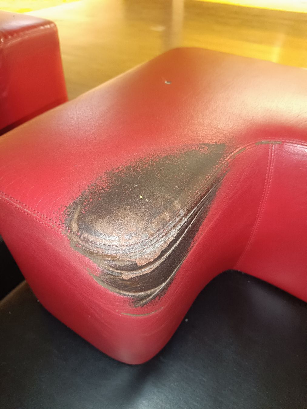 Sofas: Möbelset Lounge schwarz-rot mit Gebrauchsspuren – Gebraucht aus Wettingen von Sel_Bat 9