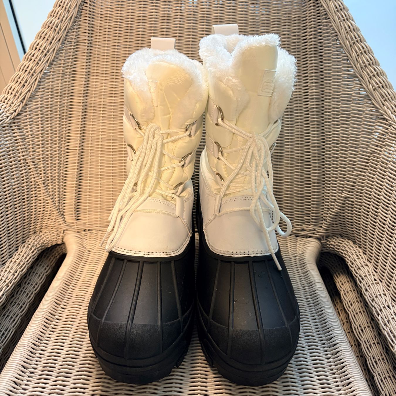 Herrenschuhe: Winterstiefel Weiss Schwarz Grösse wird ergänzt – Gebraucht aus Fahrweid von Antonio_Dantas