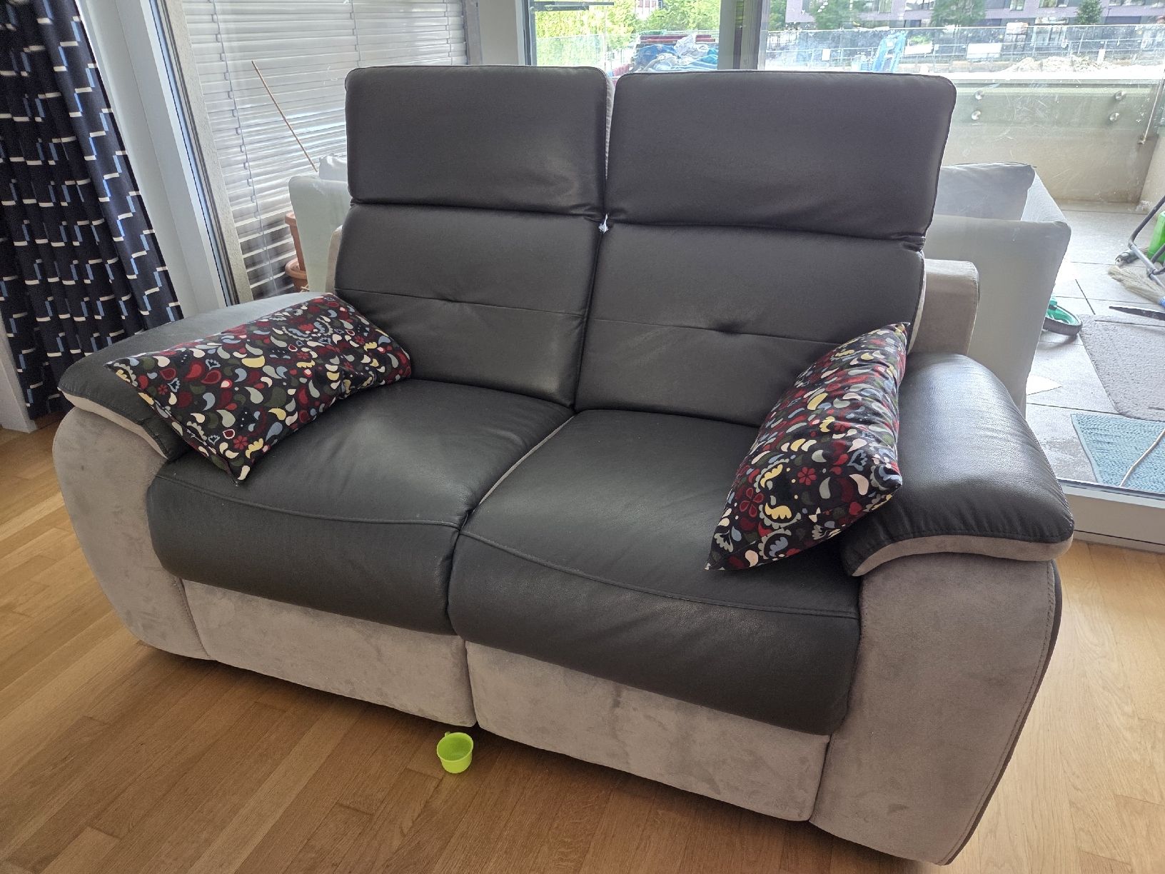 Conforama Divani: Comfortable 3 and 2-seater leather electric sofa, excellent  – Usato da Glattpark(Opfikon) venduto da Dhwani 1