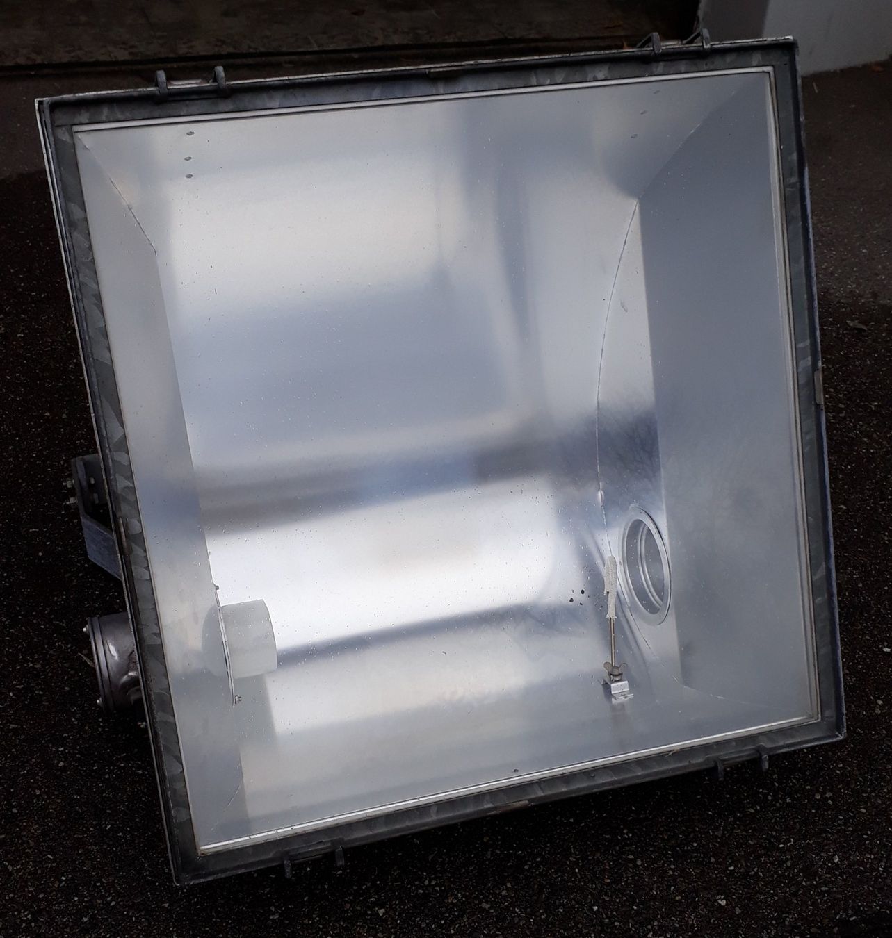 Lampade: Industrie Design: Scheinwerfer mit E 40 Gewinde – Usato da Bern venduto da Patinaa 3
