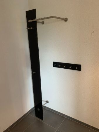 Garderobe aus Glas Metall, schwarz hinterlegt