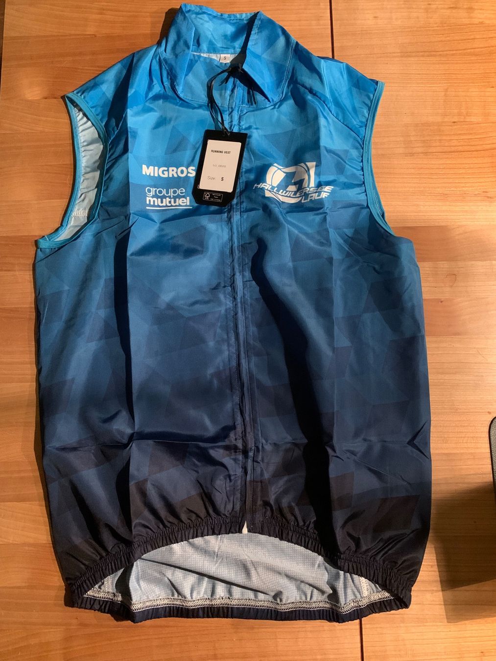 Canottiere & Pantaloni: Hallwilerseelauf Veste Running – Nuovo e nell'imballaggio originale da Aarwangen venduto da ChristineHoKa