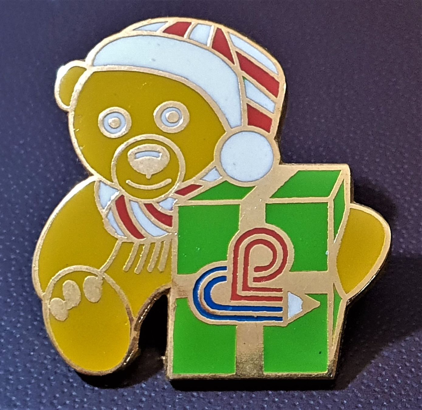 Giocattoli: Q280 - Pin Teddybear mit Geschenk – Usato da Reinach BL venduto da Boston-Verkauf
