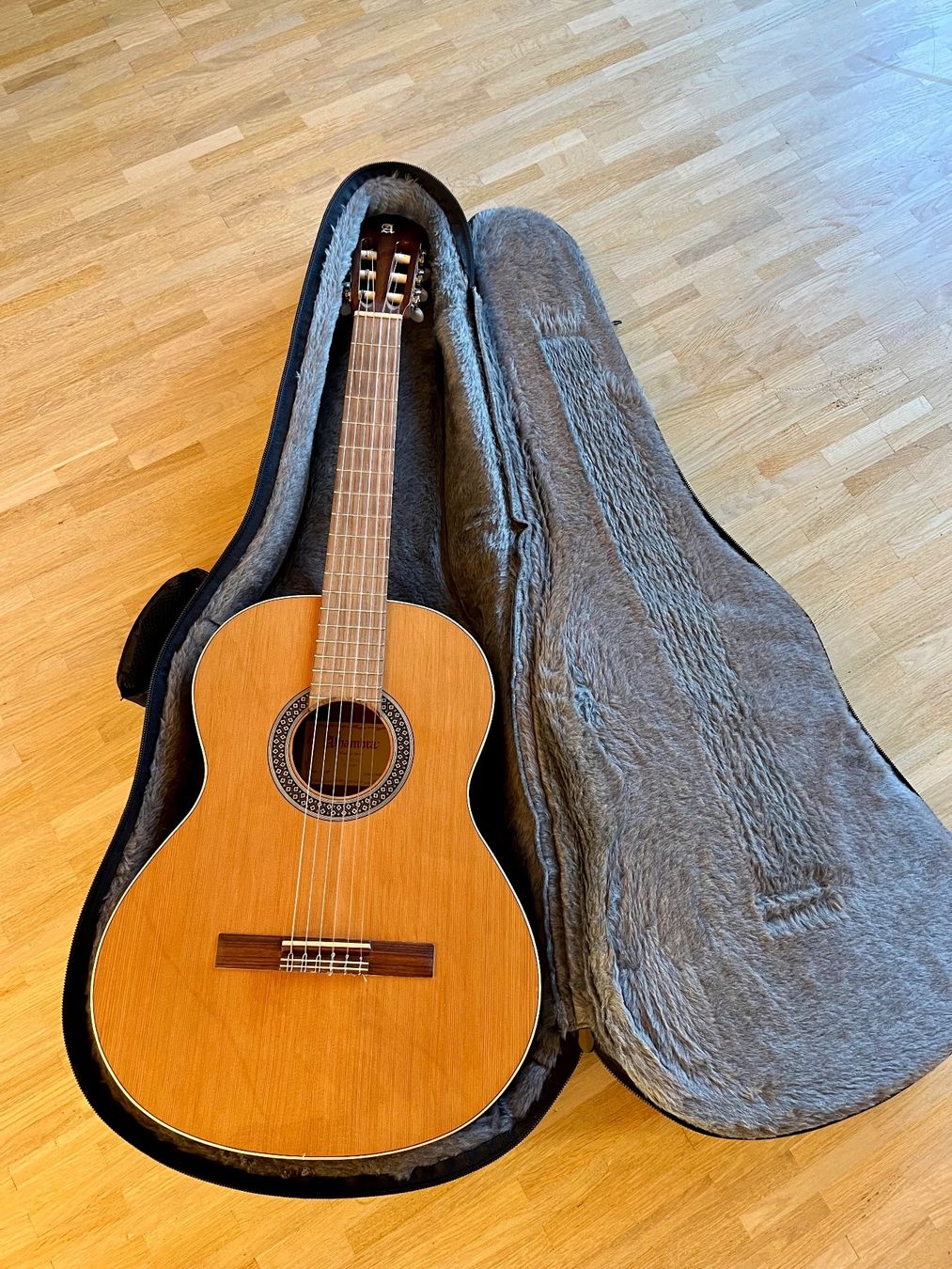 Alhambra Strumenti musicali: Guitare classique Alhambra – Usato da Lausanne 26 venduto da Frof 3