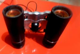 Kleines Fehrnglas( WISSLOOS ) 9.5 cm B X L 9,5 cm H,4 cm;<
