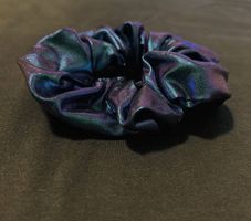 Haargummi blau-violett schimmernd