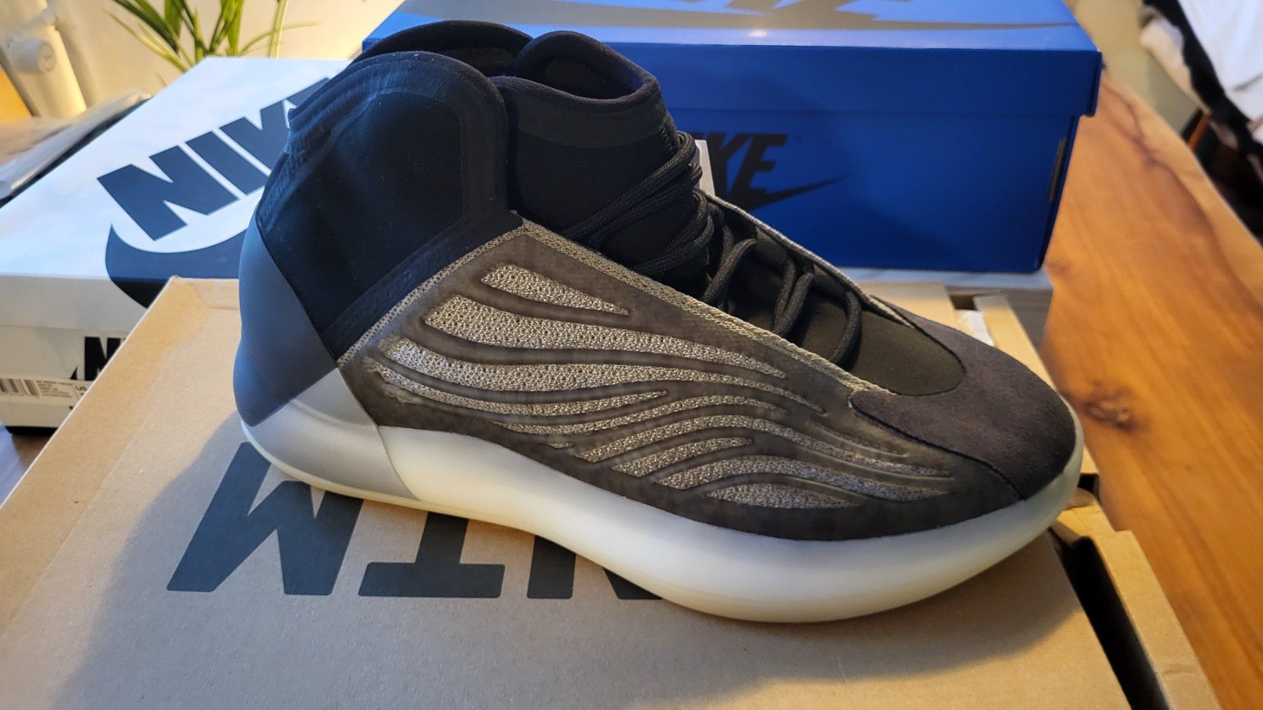 Adidas Scarpe da uomo: Adidas Yeezy QNTM – Nuovo e nell'imballaggio originale da Bern venduto da Sneakerheadz