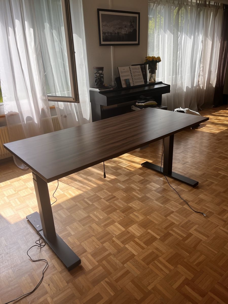 Tavoli: Standing Desk Walnut Finish Black Frame Excellent Condition – Nuovo (secondo la descrizione) da Zollikerberg venduto da Krystof.lenk 3