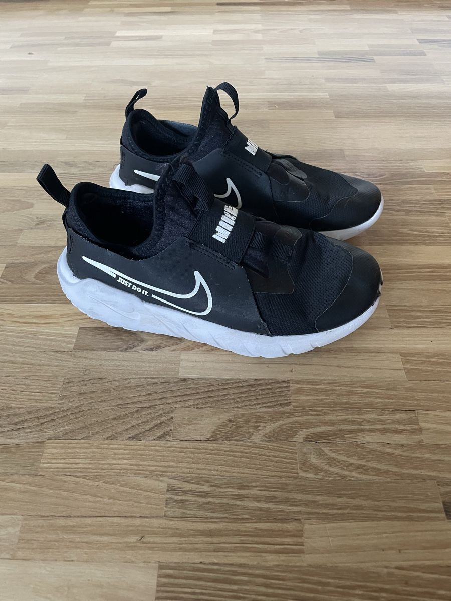 Nike Scarpe per ragazzi: Nike Kinder-Turnschuhe Schwarz / Grösse 36 – Usato da Wiesendangen venduto da armandinho