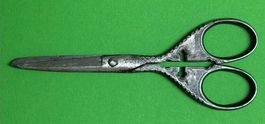 antike Kreuzschere mit filigranem Dekor