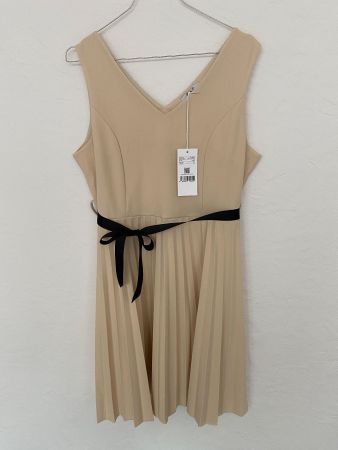Schönes Kleid in creme Farbe M/L-Neu
