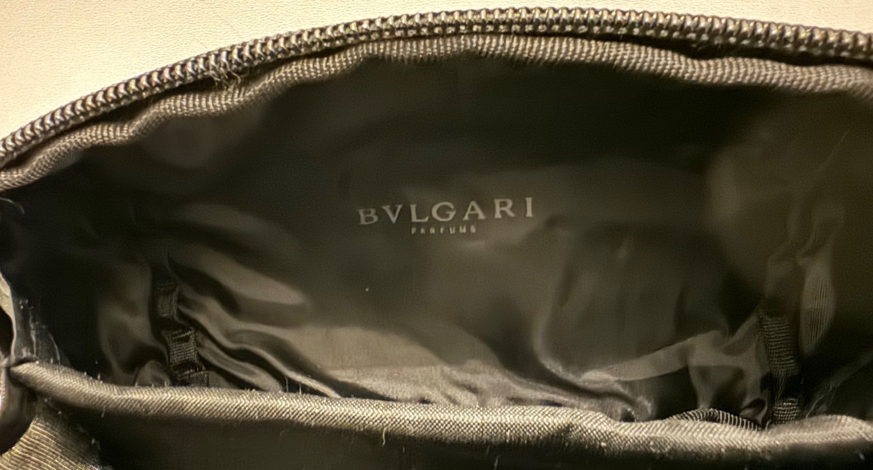 Custodie per cosmetici: EMIRATES Business Class pouch BVLGARI – Nuovo (secondo la descrizione) da Genève venduto da Murmurs 4