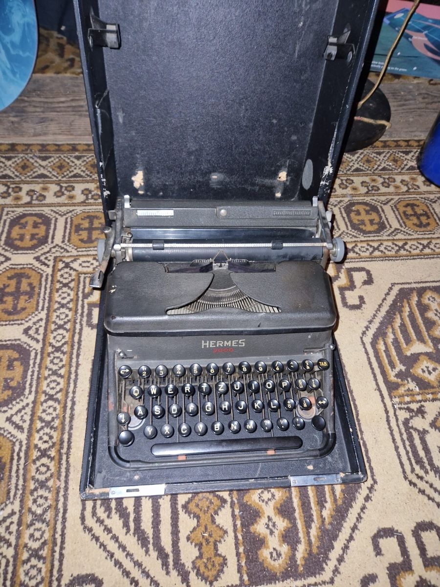 Macchine da scrivere: Hermes 2000 Schreibmaschine – Usato da Kriens venduto da Clevero