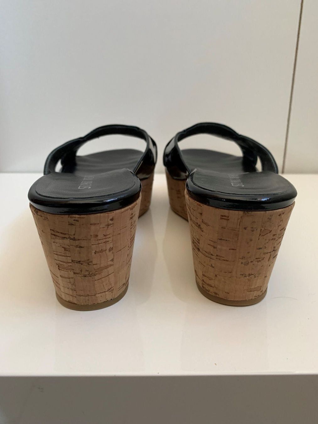 Stuart Weitzman Scarpe da donna: STUART WEITZMAN: Neue schwarze Lackleder-Sandale, 37,5 – Nuovo (secondo la descrizione) da Luzern venduto da paulablue 5
