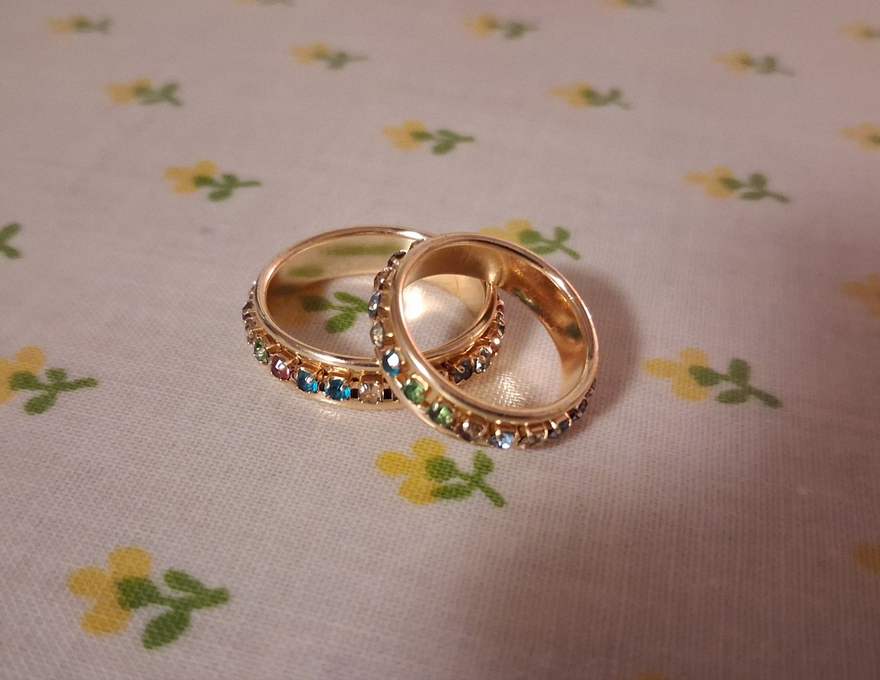 Anelli: 2 bunte Ringe, Modeschmuck, Goldfarben, NEU! – Nuovo e nell'imballaggio originale da Wald ZH venduto da e8e