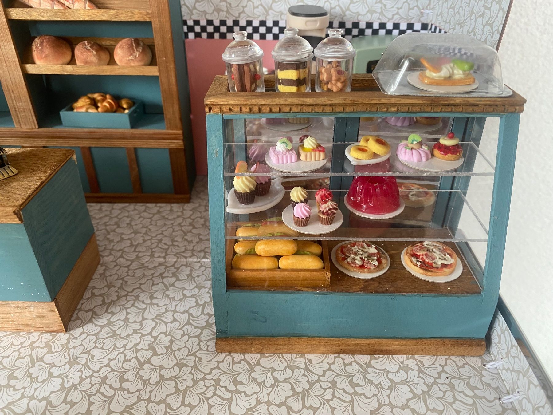 Puppenhäuser & -möbel: Wunderschöne Bäckerei im Köfferchen – Neu (gemäss Beschreibung) aus Walterswil SO von Weihnachtswichtel.ch 2